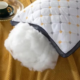 وسادة فندقية Quilted